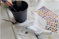 Gemeinsam kreativ: Beim Ostereierfärben und Basteln in der Kita Regenbogenland e...