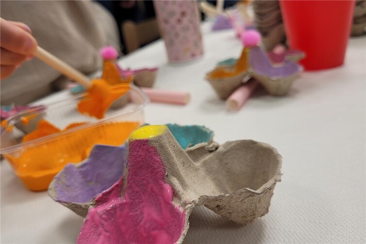 Gemeinsam kreativ: Beim Ostereierfärben und Basteln in der Kita Regenbogenland e...