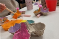 Gemeinsam kreativ: Beim Ostereierfärben und Basteln in der Kita Regenbogenland e...