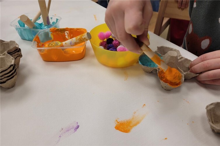 Gemeinsam kreativ: Beim Ostereierfärben und Basteln in der Kita Regenbogenland e...