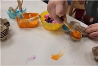 Gemeinsam kreativ: Beim Ostereierfärben und Basteln in der Kita Regenbogenland e...