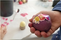 Gemeinsam kreativ: Beim Ostereierfärben und Basteln in der Kita Regenbogenland e...