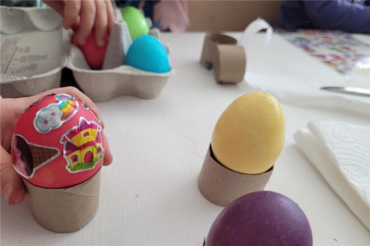 Gemeinsam kreativ: Beim Ostereierfärben und Basteln in der Kita Regenbogenland e...