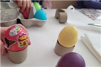 Gemeinsam kreativ: Beim Ostereierfärben und Basteln in der Kita Regenbogenland e...