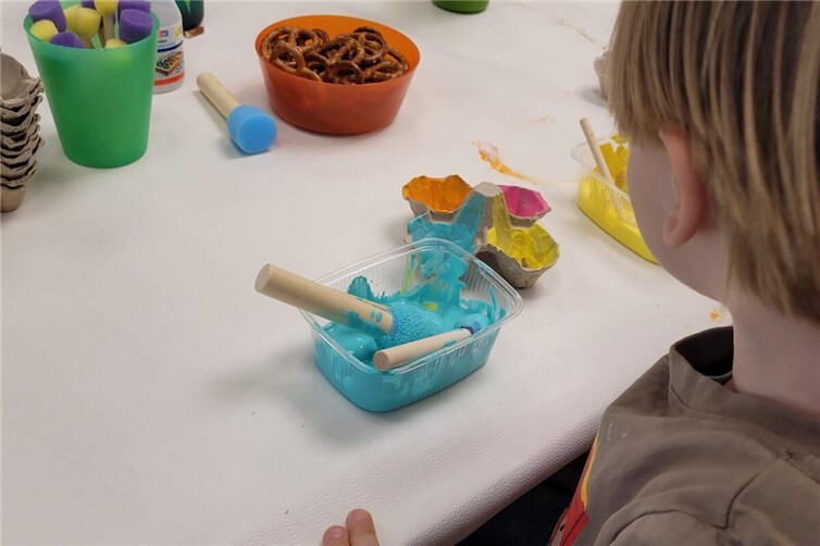Gemeinsam kreativ: Beim Ostereierfärben und Basteln in der Kita Regenbogenland e...