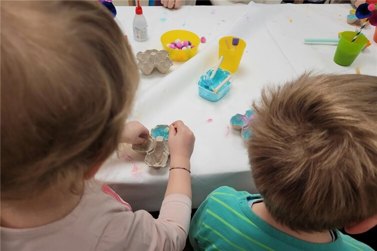 Gemeinsam kreativ: Beim Ostereierfärben und Basteln in der Kita Regenbogenland e...