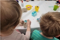 Gemeinsam kreativ: Beim Ostereierfärben und Basteln in der Kita Regenbogenland e...