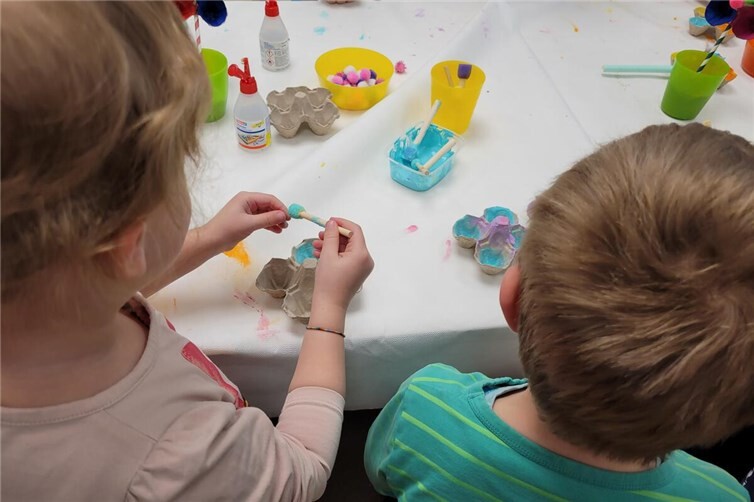 Gemeinsam kreativ: Beim Ostereierfärben und Basteln in der Kita Regenbogenland e...