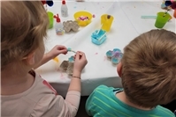 Gemeinsam kreativ: Beim Ostereierfärben und Basteln in der Kita Regenbogenland e...