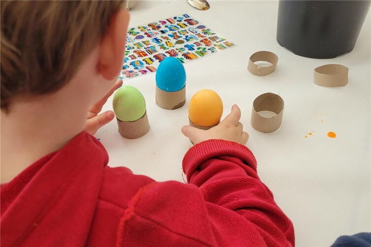 Gemeinsam kreativ: Beim Ostereierfärben und Basteln in der Kita Regenbogenland e...