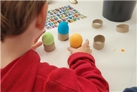 Gemeinsam kreativ: Beim Ostereierfärben und Basteln in der Kita Regenbogenland e...