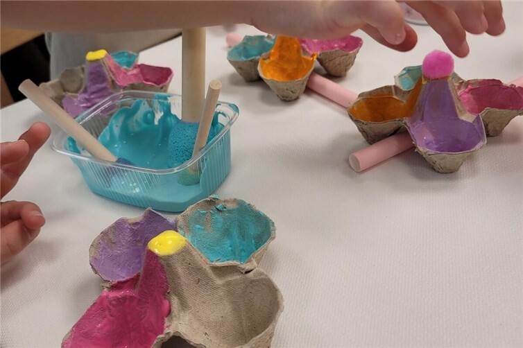 Gemeinsam kreativ: Beim Ostereierfärben und Basteln in der Kita Regenbogenland e...