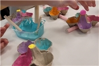 Gemeinsam kreativ: Beim Ostereierfärben und Basteln in der Kita Regenbogenland e...