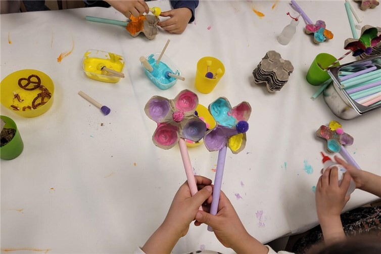 Gemeinsam kreativ: Beim Ostereierfärben und Basteln in der Kita Regenbogenland e...