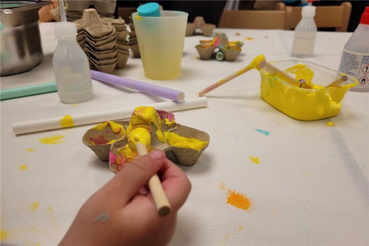 Gemeinsam kreativ: Beim Ostereierfärben und Basteln in der Kita Regenbogenland e...