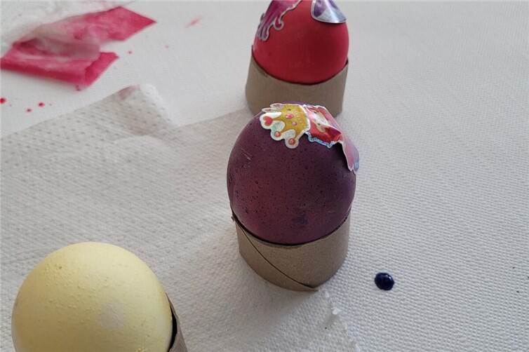 Gemeinsam kreativ: Beim Ostereierfärben und Basteln in der Kita Regenbogenland e...