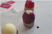 Gemeinsam kreativ: Beim Ostereierfärben und Basteln in der Kita Regenbogenland e...