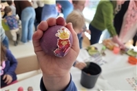 Gemeinsam kreativ: Beim Ostereierfärben und Basteln in der Kita Regenbogenland e...