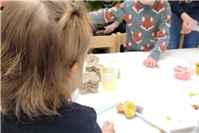 Gemeinsam kreativ: Beim Ostereierfärben und Basteln in der Kita Regenbogenland e...