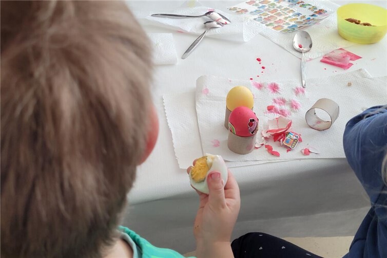 Gemeinsam kreativ: Beim Ostereierfärben und Basteln in der Kita Regenbogenland e...