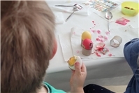 Gemeinsam kreativ: Beim Ostereierfärben und Basteln in der Kita Regenbogenland e...