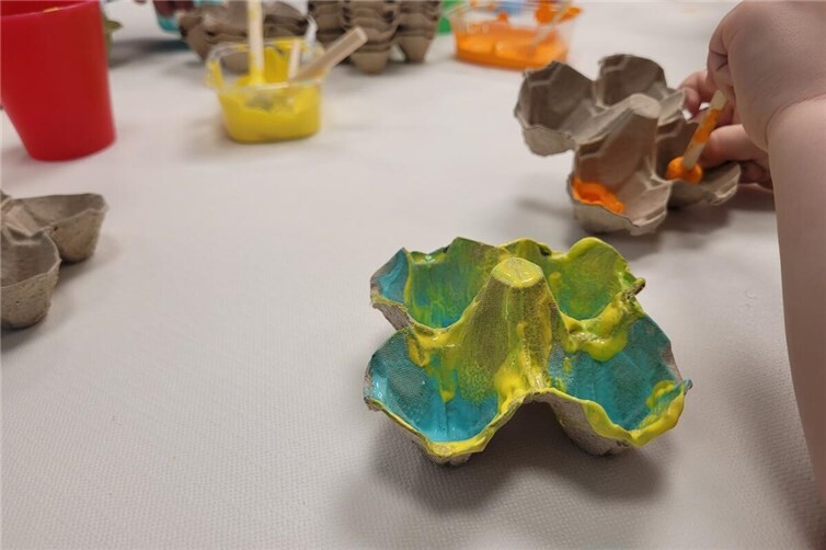 Gemeinsam kreativ: Beim Ostereierfärben und Basteln in der Kita Regenbogenland e...