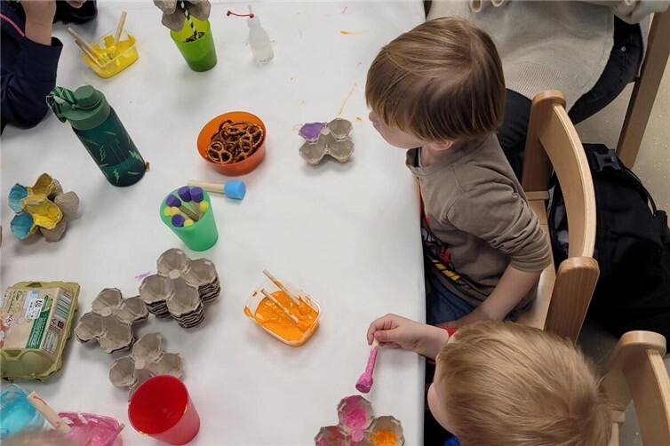 Gemeinsam kreativ: Beim Ostereierfärben und Basteln in der Kita Regenbogenland e...