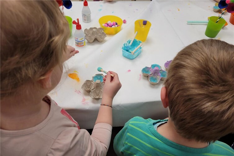 Gemeinsam kreativ: Beim Ostereierfärben und Basteln in der Kita Regenbogenland e...