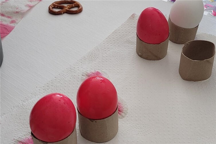 Gemeinsam kreativ: Beim Ostereierfärben und Basteln in der Kita Regenbogenland e...