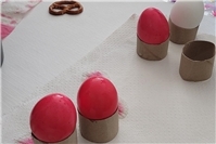 Gemeinsam kreativ: Beim Ostereierfärben und Basteln in der Kita Regenbogenland e...