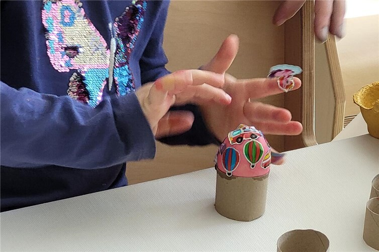 Gemeinsam kreativ: Beim Ostereierfärben und Basteln in der Kita Regenbogenland e...