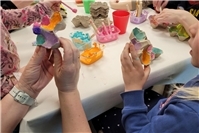 Gemeinsam kreativ: Beim Ostereierfärben und Basteln in der Kita Regenbogenland e...