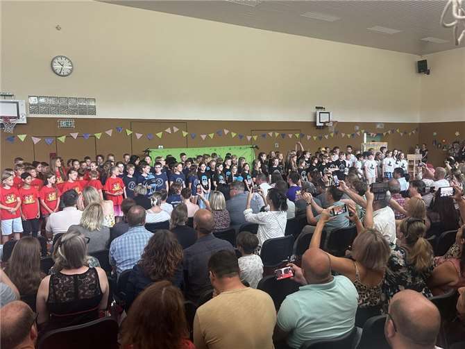 Gemeinsam lachen, erinnern, danken: Die Abschlussfeier in der Turnhalle berührte alle Gäste.  Foto: privat