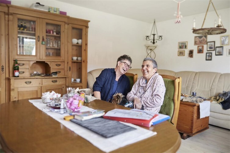 Gemeinsam lachen, zuhören, da sein: Ehrenamtliche Begleiterinnen und Begleiter des Koblenzer Hospizvereins wie Alexandra Platt (links) sind eine wichtige Stütze für schwerkranke Menschen.