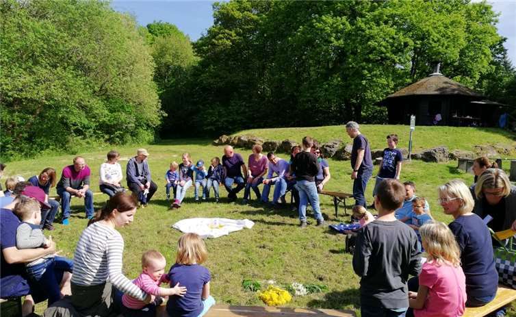 Gemeinsam läuteten die Familien mit einer kleinen Andacht den Marienmonat ein.privat