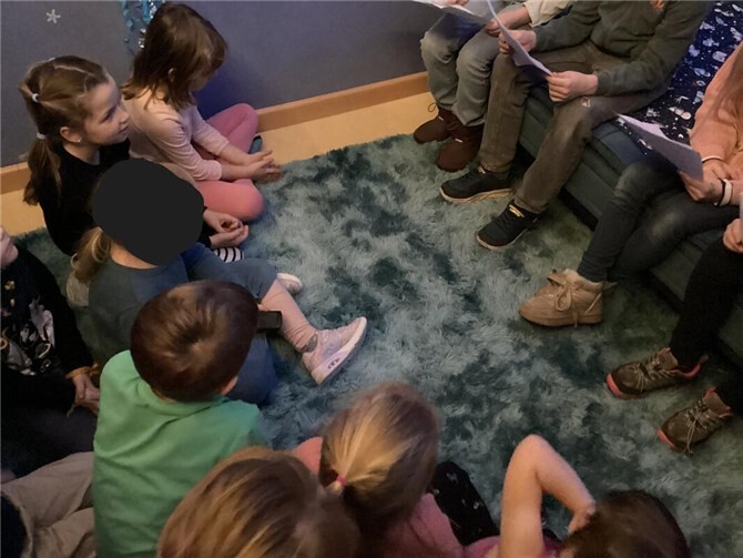 Gemeinsam lauschten die Kinder gespannt der Geschichte „Der Igel, der das Wetter malte“. Foto: Kreissparkasse Mayen