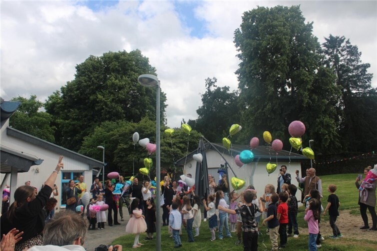 Gemeinsam ließen die Kinder bunte Luftballons in den Himmel steigen und verabschiedeten damit symbolisch ihre Kita-Zeit.