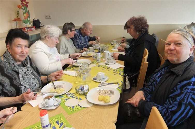 Gemeinsam ließen sich die Besucher die Heringe und Pellkartoffeln in gemütlicher Runde schmecken.  Foto: privat