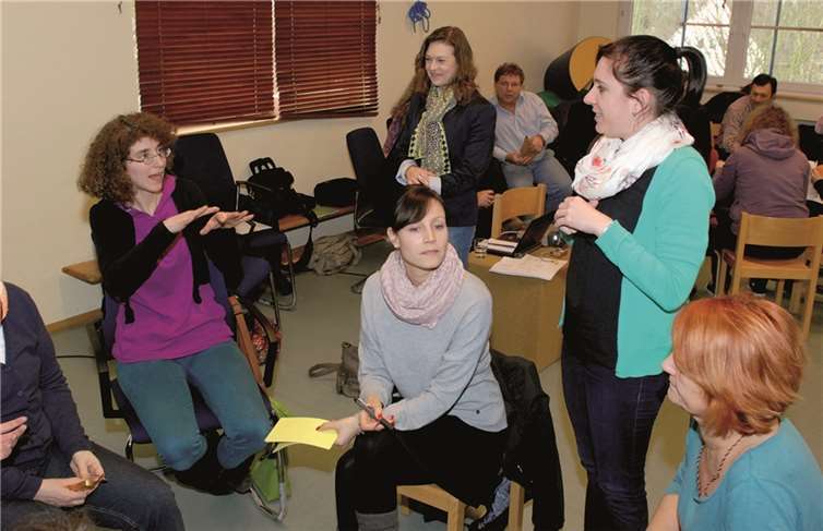 Gemeinsam listeten das Kita-Team und die Initiatoren des Projekts auf, welche Möbel und Arbeitshilfen beispielsweise noch beschafft werden sollten.  Unfallkasse Rheinland-Pfalz