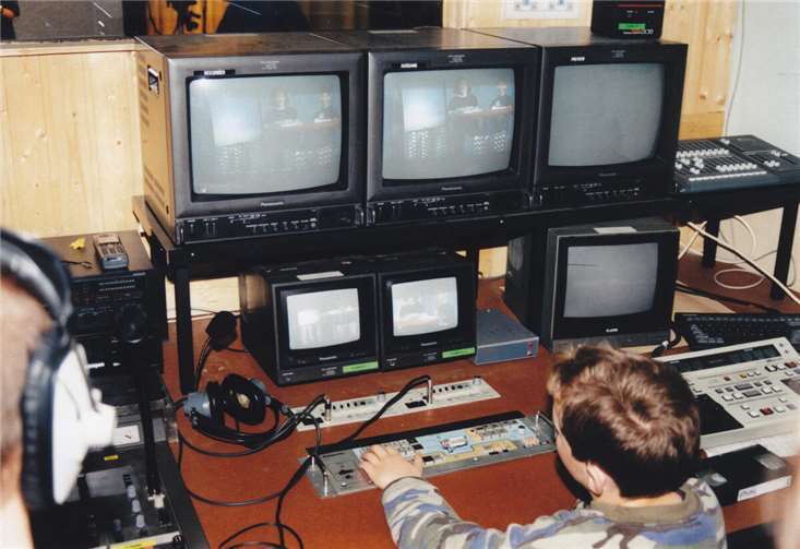 Gemeinsam machen Bürger Ende der 80er Jahre erstmals selbst Fernsehen beim Offenen Kanal.  Quelle: Archiv OK Koblenz