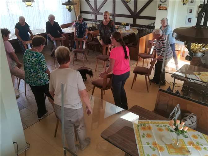 Gemeinsam machen die AWO-Irlich und der Seniorentreff Gymnastik.Foto: privat