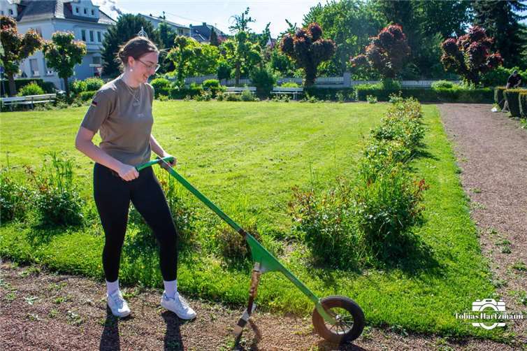 Rosengarten erstrahlt wieder Gemeinsam machte die Aufräumaktion Spaß.