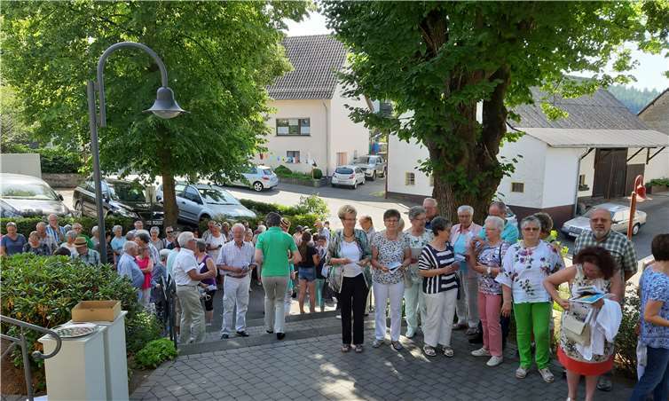 Gemeinsam machten sich die Wanderer auf den elf Kilometer langen weg. Foto: privat