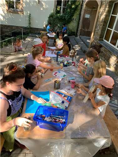 Gemeinsam malen und basteln macht den Kindern große Freude. Auch das Spielen im Wald ist für die Kleinen ein tolles Abenteuer.  Foto: Sebastian Busch