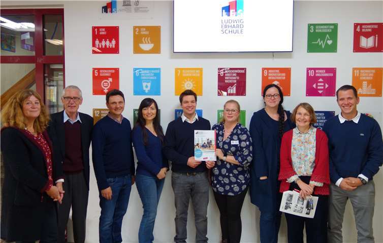 Gemeinsam mehr erreichen: (V.li.n.re.) Bildungskoordinatorin Andrea Oosterdyk, stv. Schulleiter Alfons Plag, Projektkoordinator in der Schulleitung Henning Fleck, Integrationsbeauftragte Dilorom Jacka, UNESCO Schulkoordinator Marcel Lauterbach, Bildungsmanagerin Laura Schaaf, UNESCO Schulkoordinatorin Julia Wilhelms, Schulsozialarbeiterin Monika Steffens und Leiter der Berufsfachschulen Michael Kirsch. Foto: D. Jacka