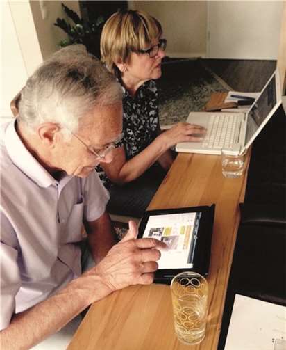 Gemeinsam meistern die Senioren die Hürden der modernen Medien wie Computer und Tablet. privat