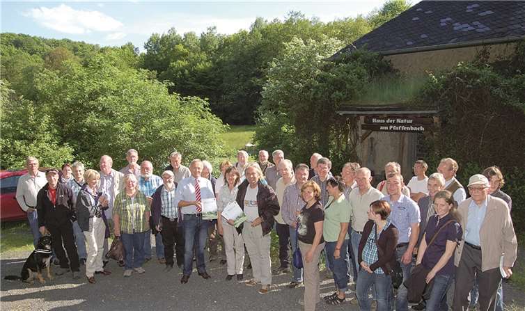Gemeinsam mit Autoren und Naturschutzverbänden stellte der 1. Kreisbeigeordnete und Umweltdezernent des Landkreises Neuwied, Achim Hallerbach, den Umweltbericht vor.  Privat