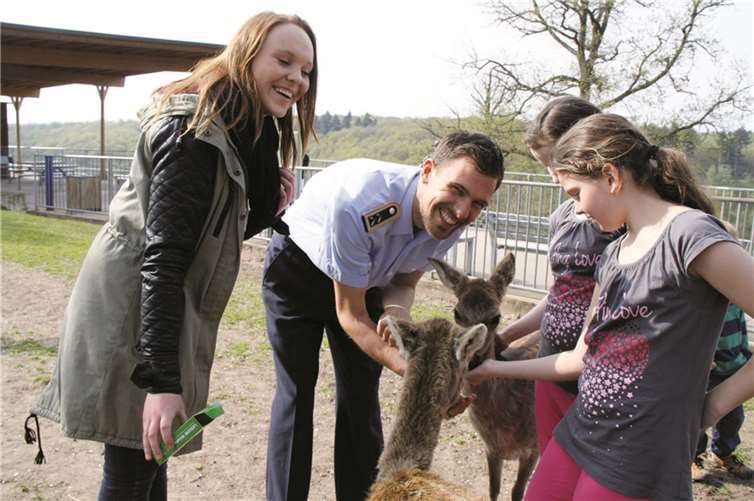 Gemeinsam mit Betreuern konnten Kinder Tiere füttern.