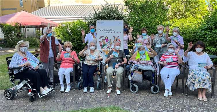 Gemeinsam mit Bewohnerinnen der Seniorenresidenz Moseltal freuen sich (hinten Mitte v. L.) Bündniskoordinatorin Minka Bäumges und Residenzleiterin Viola Mathy über die schönen Postkartenkunstwerke der Kinder. Quelle: Koblenzer Bündnis für Familie