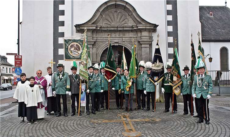 Gemeinsam mit Bezirkspräses Ritterath stellte sich die Fahnenabordnung zum Foto auf. rü